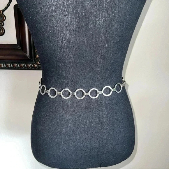 Women’s Silver Tone Chainlink Lightweight Circle Belt OS Fits Most - Picture 5 of 13
